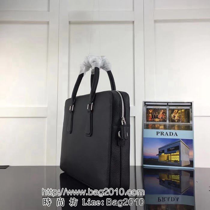 普拉達PRADA原單 全網最新款2VE363-2FA黑色荔枝紋皮 P家爆款男士商務手提包 PHY1493